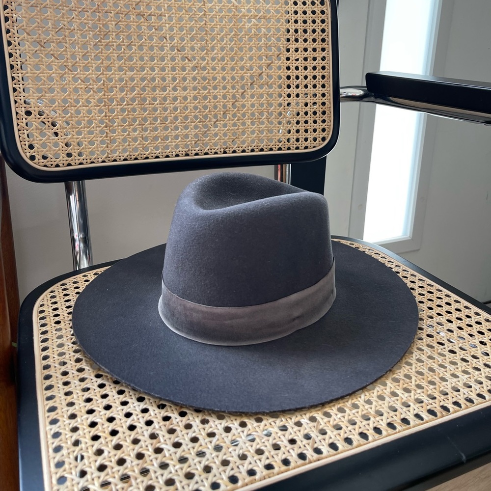 Janessa Leone hat